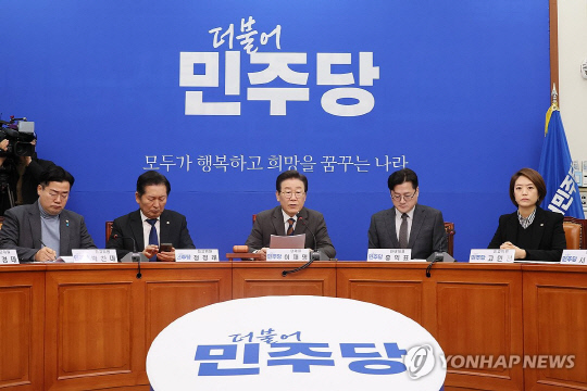 더불어민주당 이재명 대표가 29일 국회에서 열린 최고위원회의에서 발언하고 있다. 민주당은 어떤 비례대표제를 국민의힘에 제안할지 결정을 못하고 있다. 연합뉴스